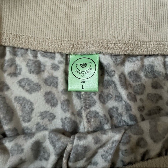 Honey Dew super soft fleece 2 piece lounge set in Natural Leopard size large - Picture 5 of 7